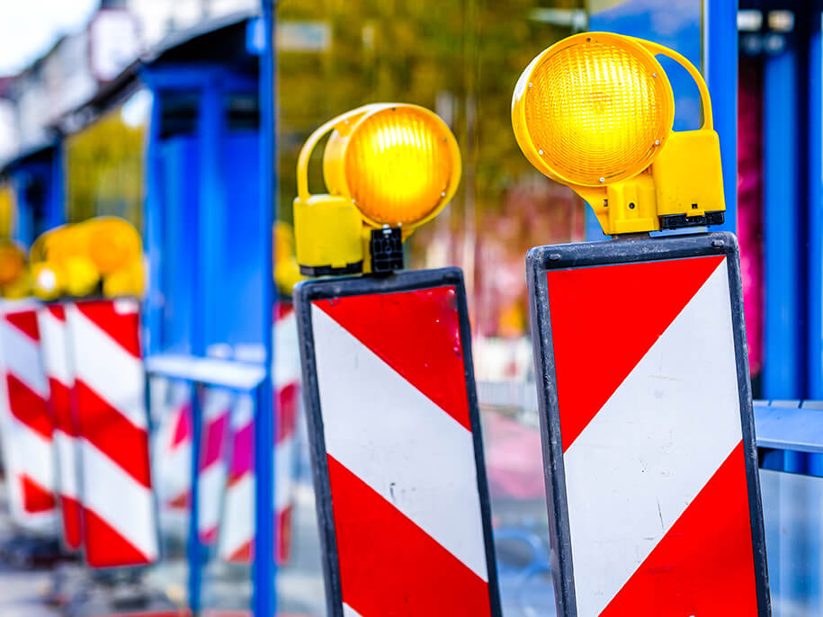 https://www.sigma-abriss.de/wp-content/uploads/2024/05/baustellenabsicherung_absperrmaterial.jpg