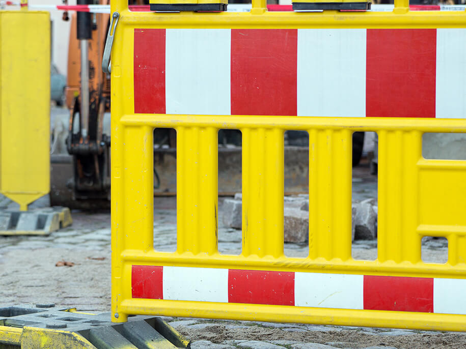 https://www.sigma-abriss.de/wp-content/uploads/2024/05/baustellenabsicherung_zusammenarbeit_behoerden.jpg