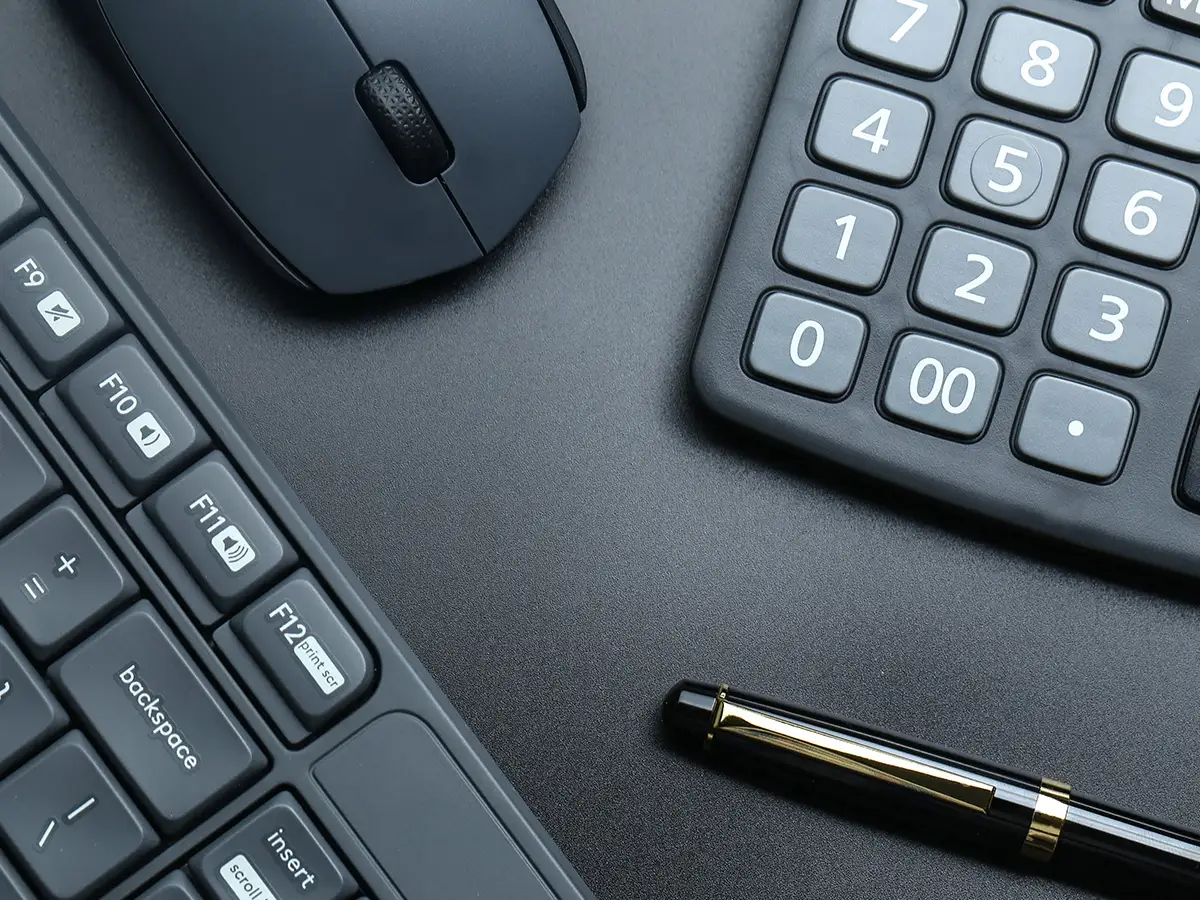 Tischrechner, Tastatur und Maus